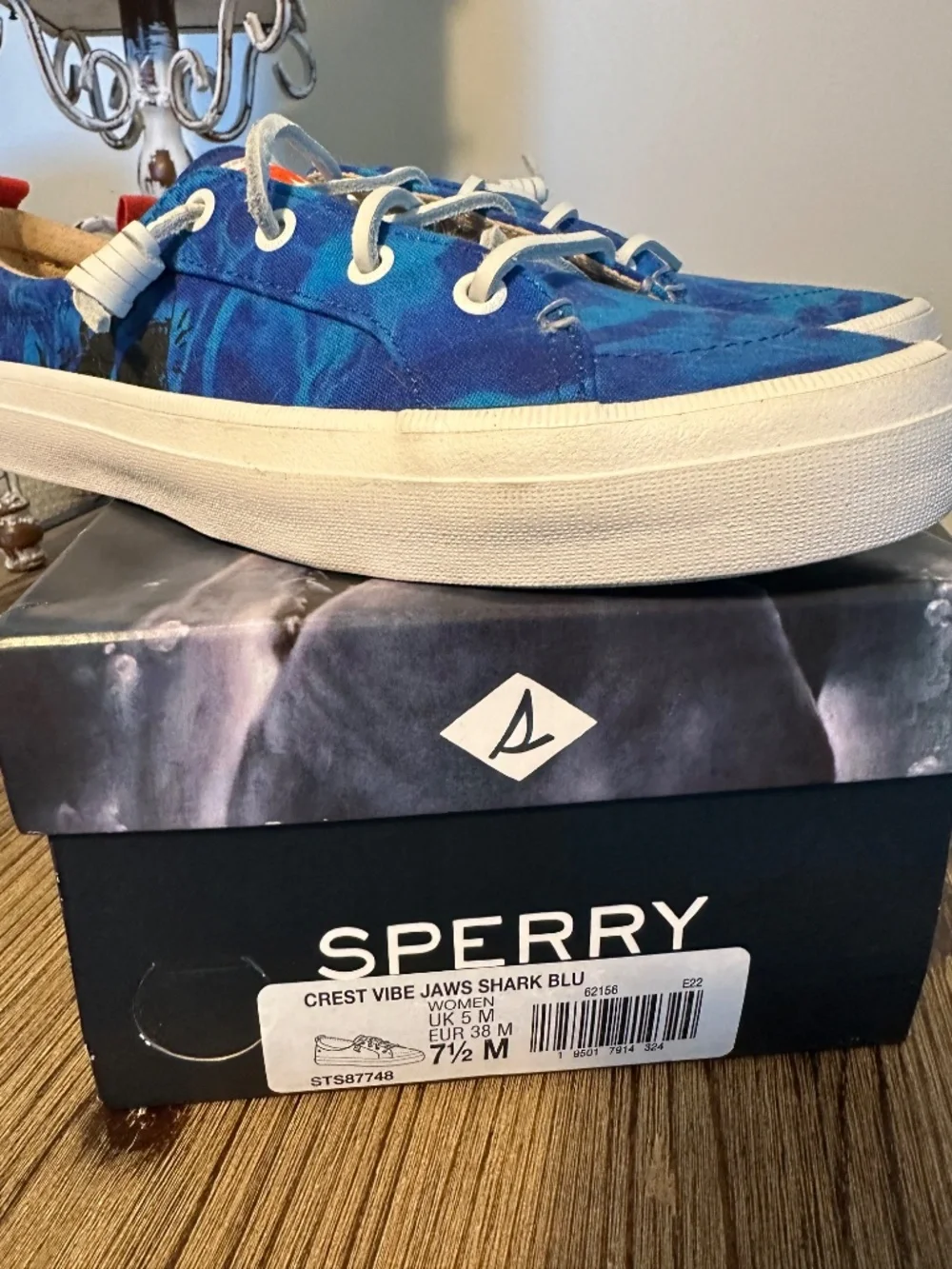 Like new with box - Sperry Crest Vibe Jaws canvas shoes, size 7.5